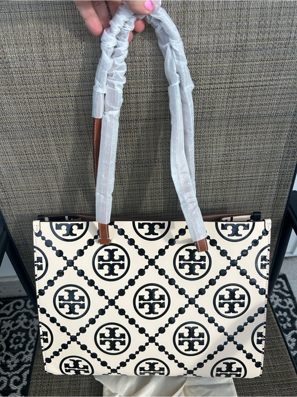 New! Tory Burch T Monogram Embossed Contrast Cream & Black Logo Leather Tote Bag - Picture 3 of 12